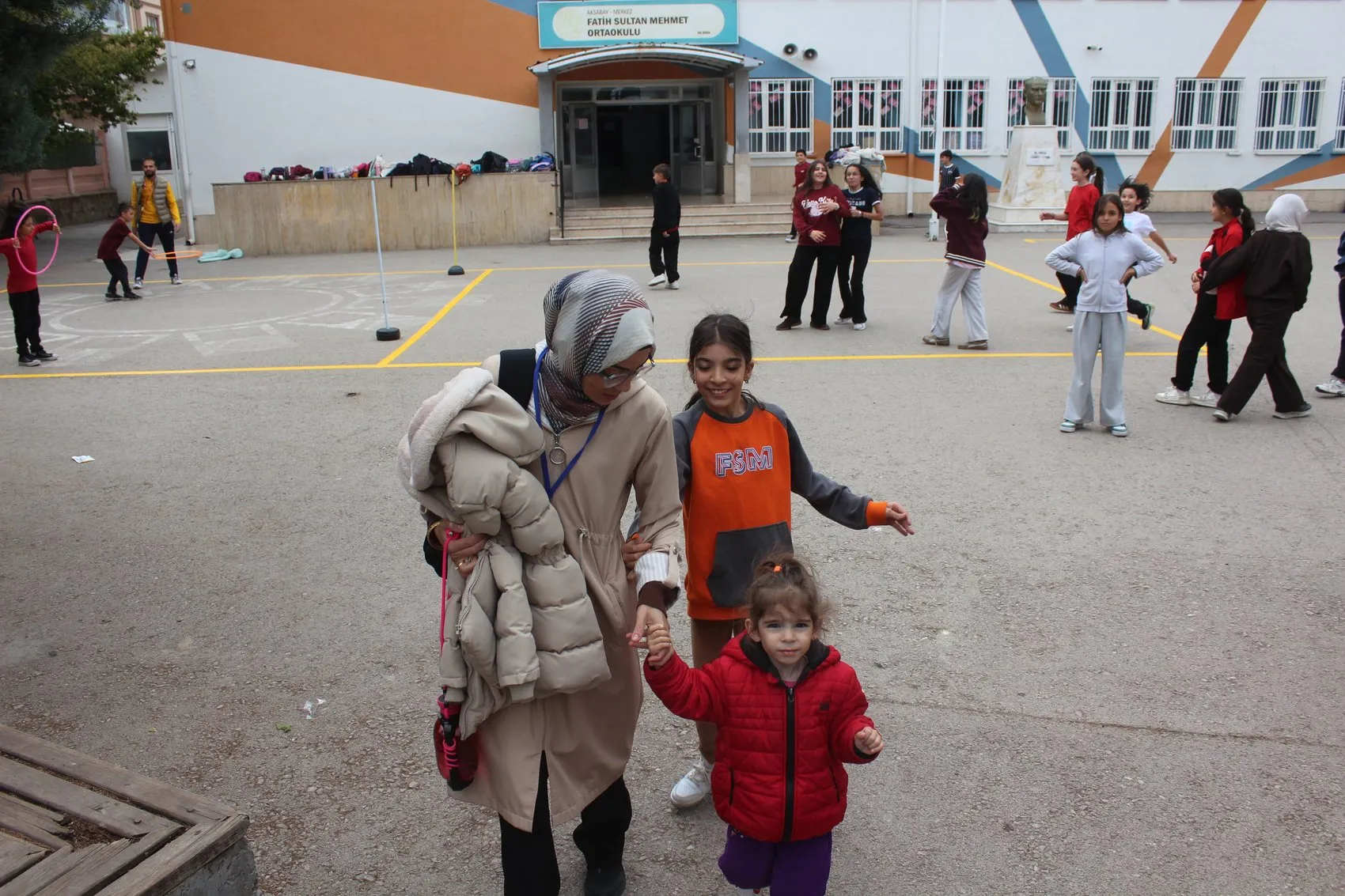 Hayrunnisa'nın imkansızı başaran azmi: 7 yaşında ilk adımını attı, şimdi beyaz önlük hayali kuruyor