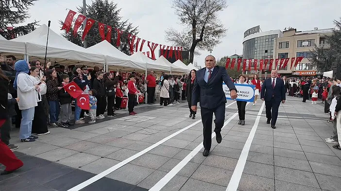Düzce'deki tören geçişinde o isim yine tüm dikkatleri üzerine çekti