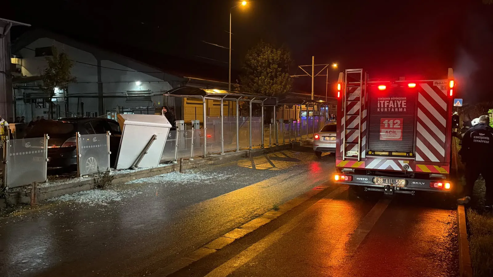 Eskişehir'de korkutan kaza: Kontrolden çıkan otomobil tramvay durağına girdi
