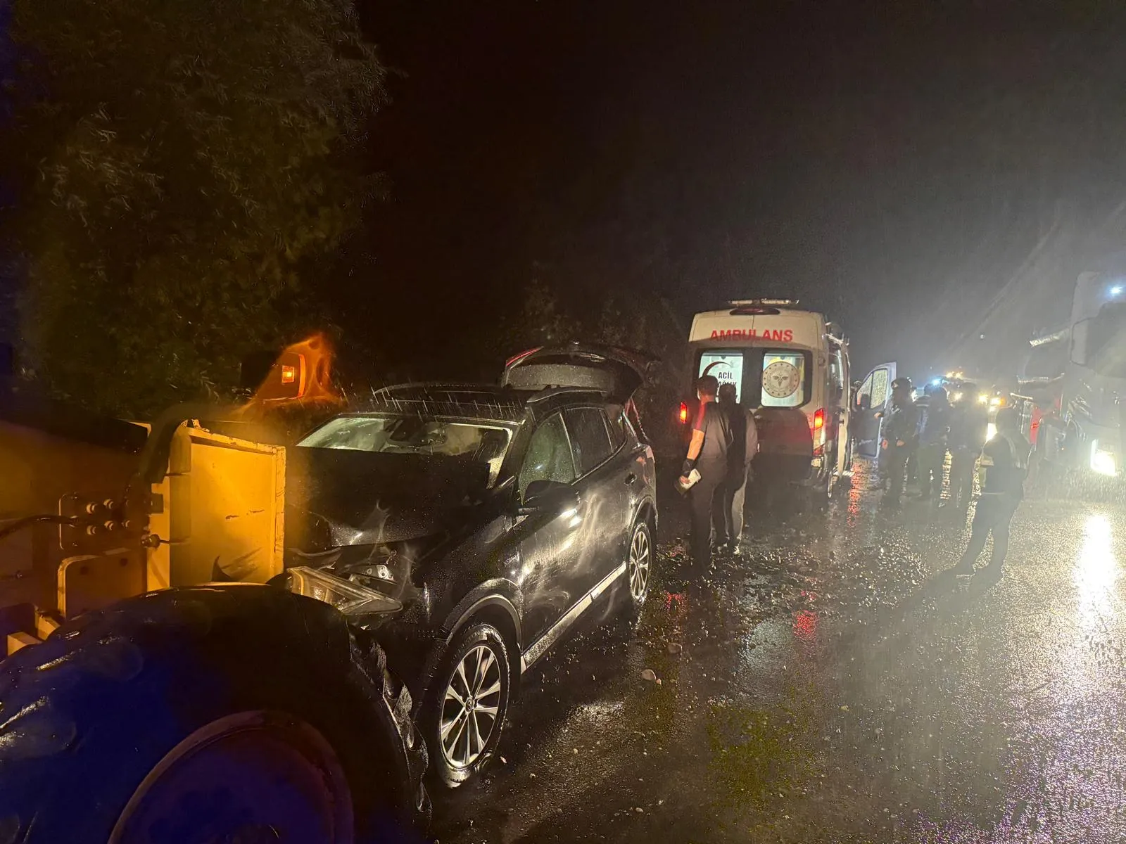 Akyazı'da sel felaketine müdahale yolunda kaza: 4 yaralı