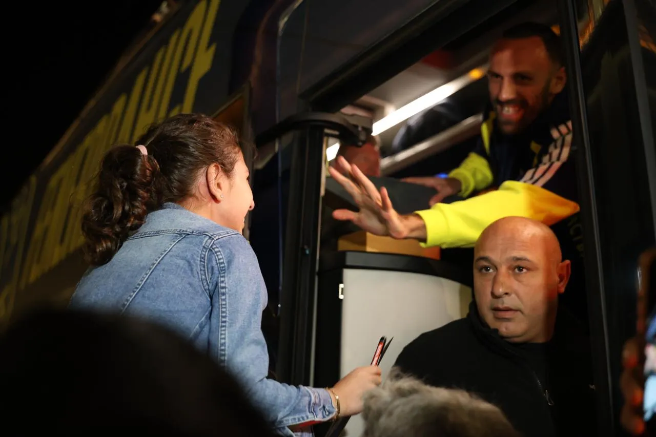 Fenerbahçe Rize'de: Sarı-lacivertli kafileyi coşkulu bir kalabalık karşıladı