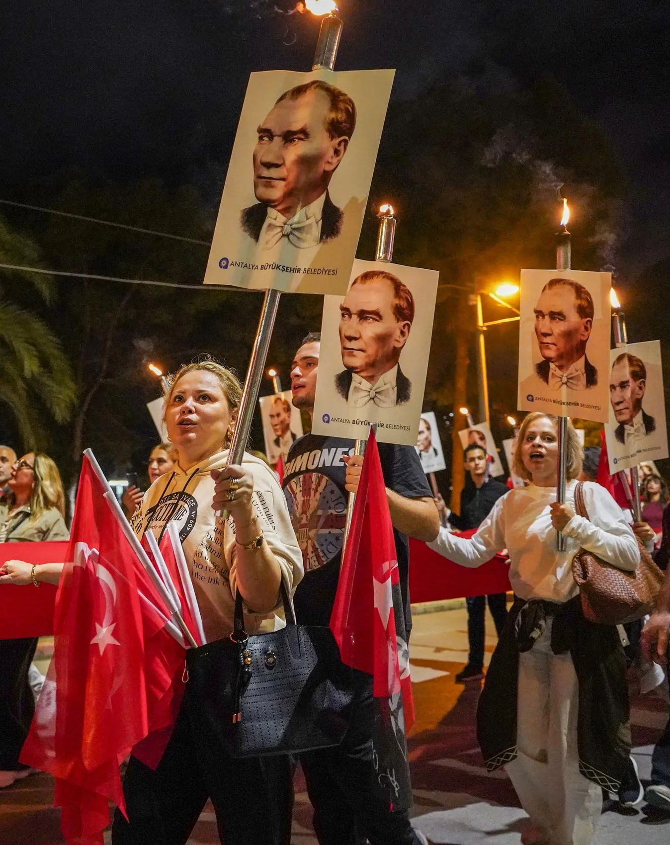 Antalya sokakları Cumhuriyet ışığıyla aydınlandı: Ertelenen coşku zirveye ulaştı