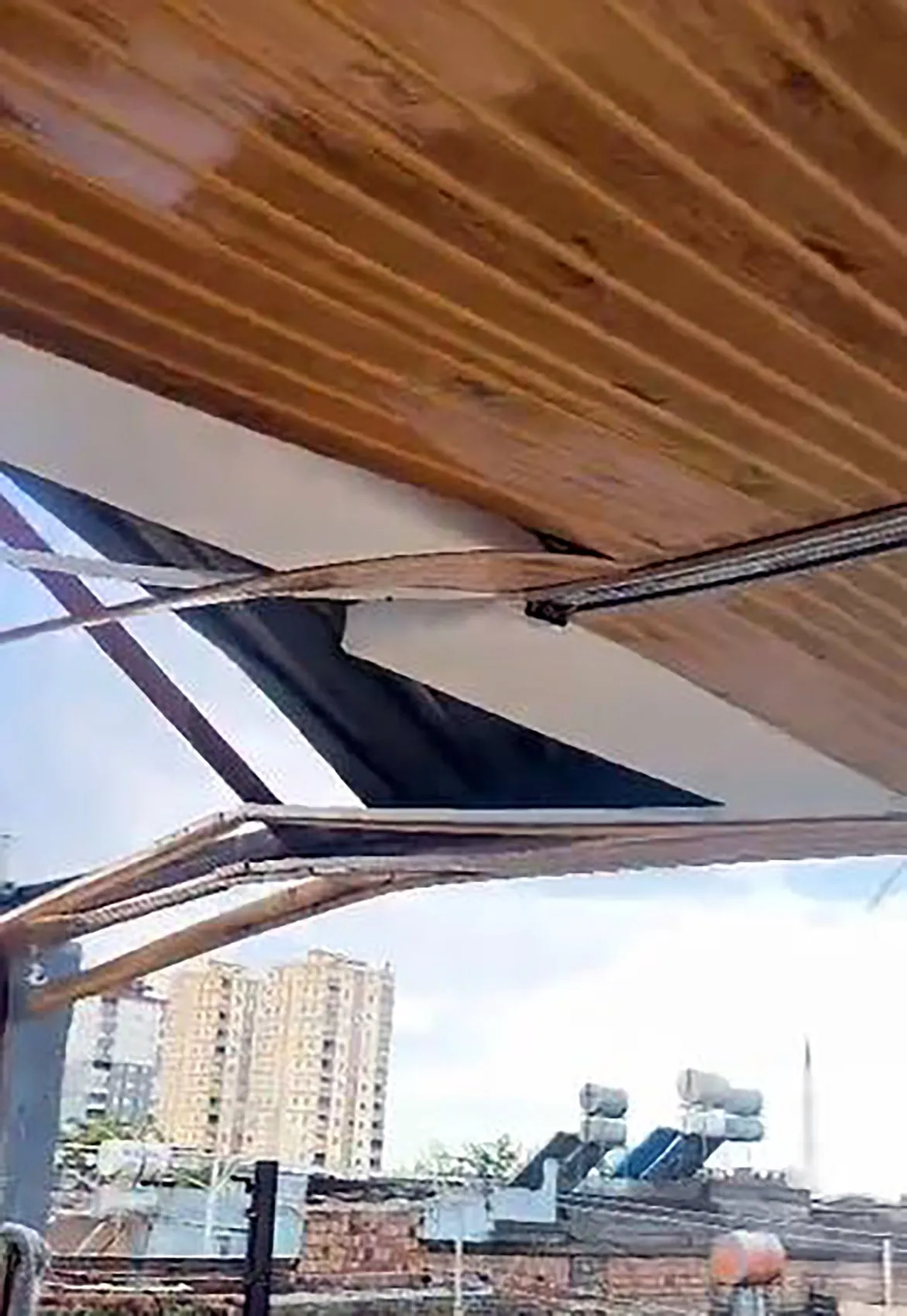 Adana'da gökyüzü karardı, çatılar uçtu: Şiddetli fırtına dehşeti kamerada