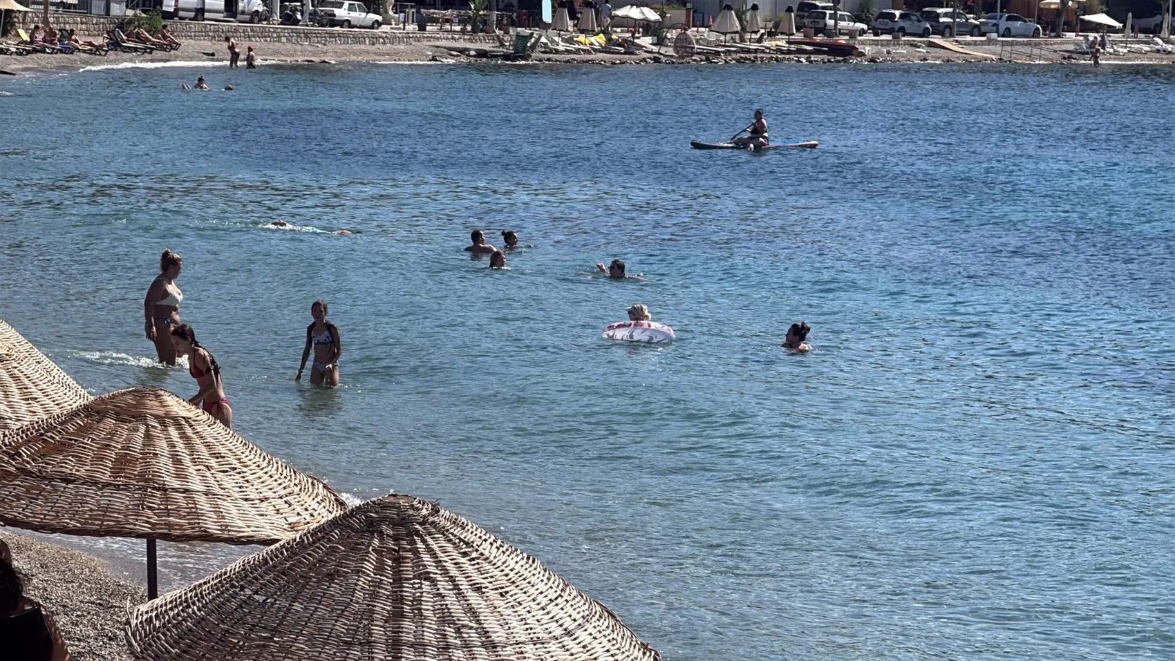 Ekim ayında Bodrum sahillerinde yazdan kalma günler: Turistler denizden çıkmıyor
