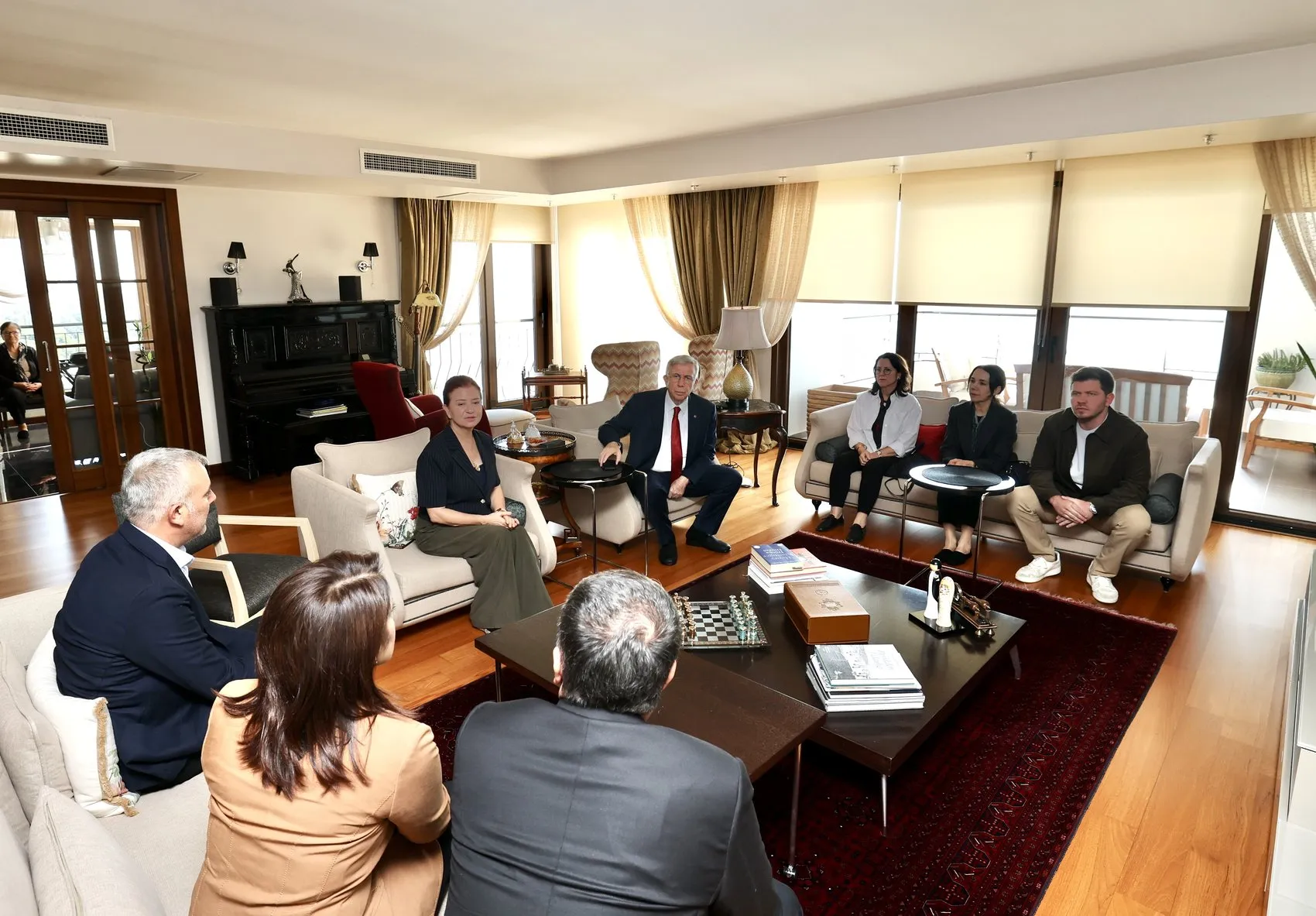 Mansur Yavaş'tan Mersin'e kritik ziyaret: Gözaltı sürecinde dayanışma mesajı