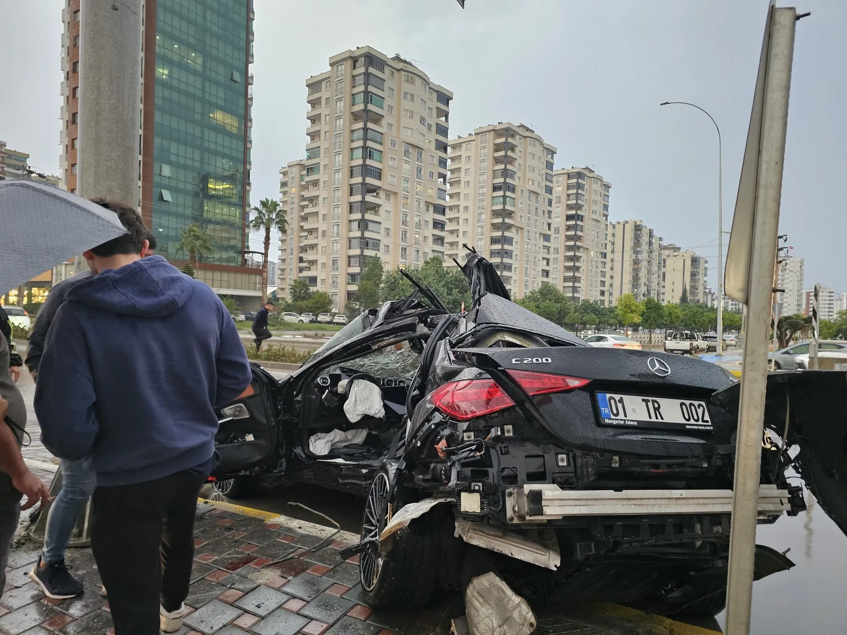 Adana'da yağmurun ardından gelen acı haber: Genç sürücü direksiyon hakimiyetini kaybetti