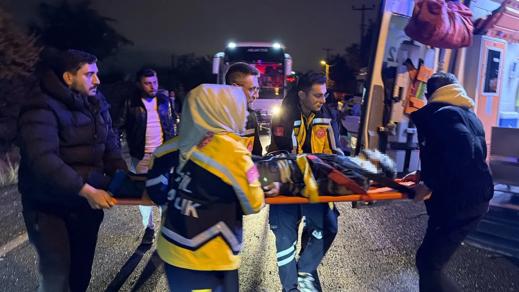 Kütahya'da gece yarısı dehşeti: Takla atan otomobilde dört kişi yaralandı