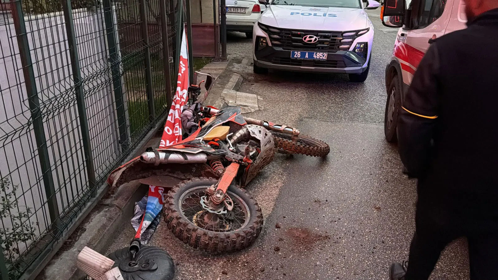 Polisten kaçarken servet değerinde ceza ile karşılaştı: Motosikletli sürücünün tehlikeli kovalamacası hastanede bitti
