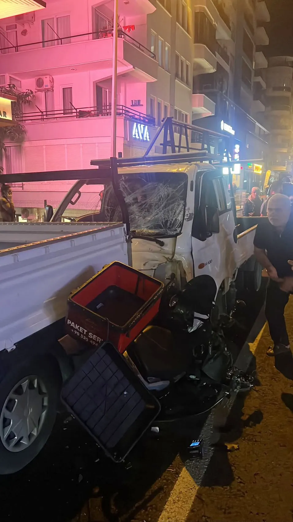 Alanya'da motosikletli gence acı son: Kamyonet sürücüsü kaza yerinden kaçtı