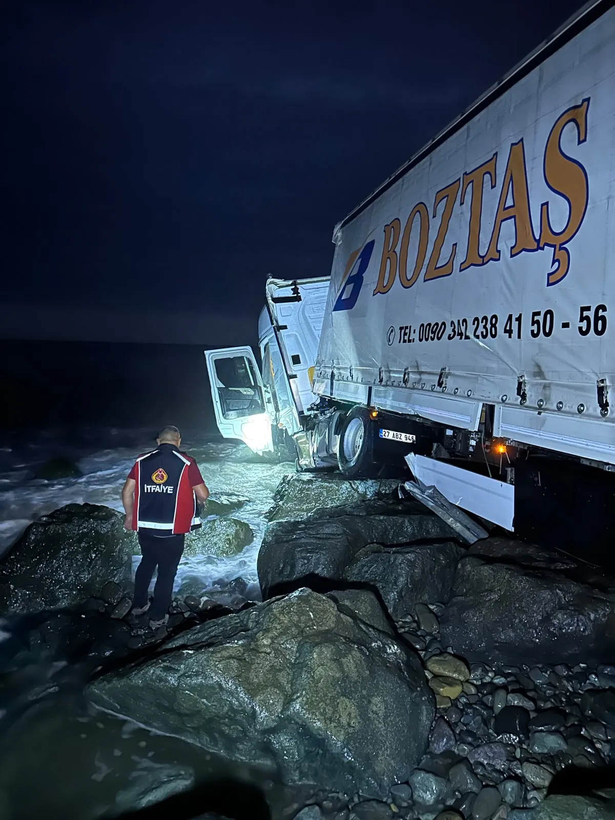 Karadeniz'in hırçın dalgaları bekliyordu: TIR denize düşmekten son anda kurtuldu