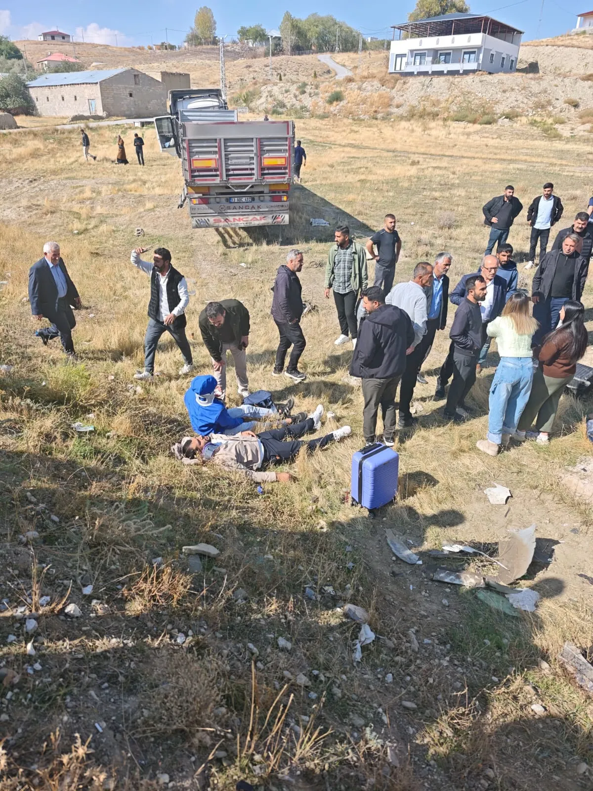 Van'da dehşet anları: Şarampole yuvarlanan minibüsten 11 yaralı çıktı
