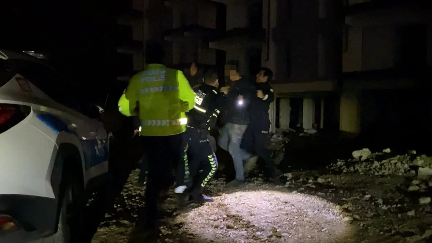 Polisten kaçarken yakalandılar: Direksiyon başında kim vardı kavgası karakolda bitti