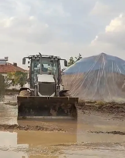 Bağlıkaya'da aniden bastıran sağanak hayatı felç etti: Dereler taştı, evleri su bastı