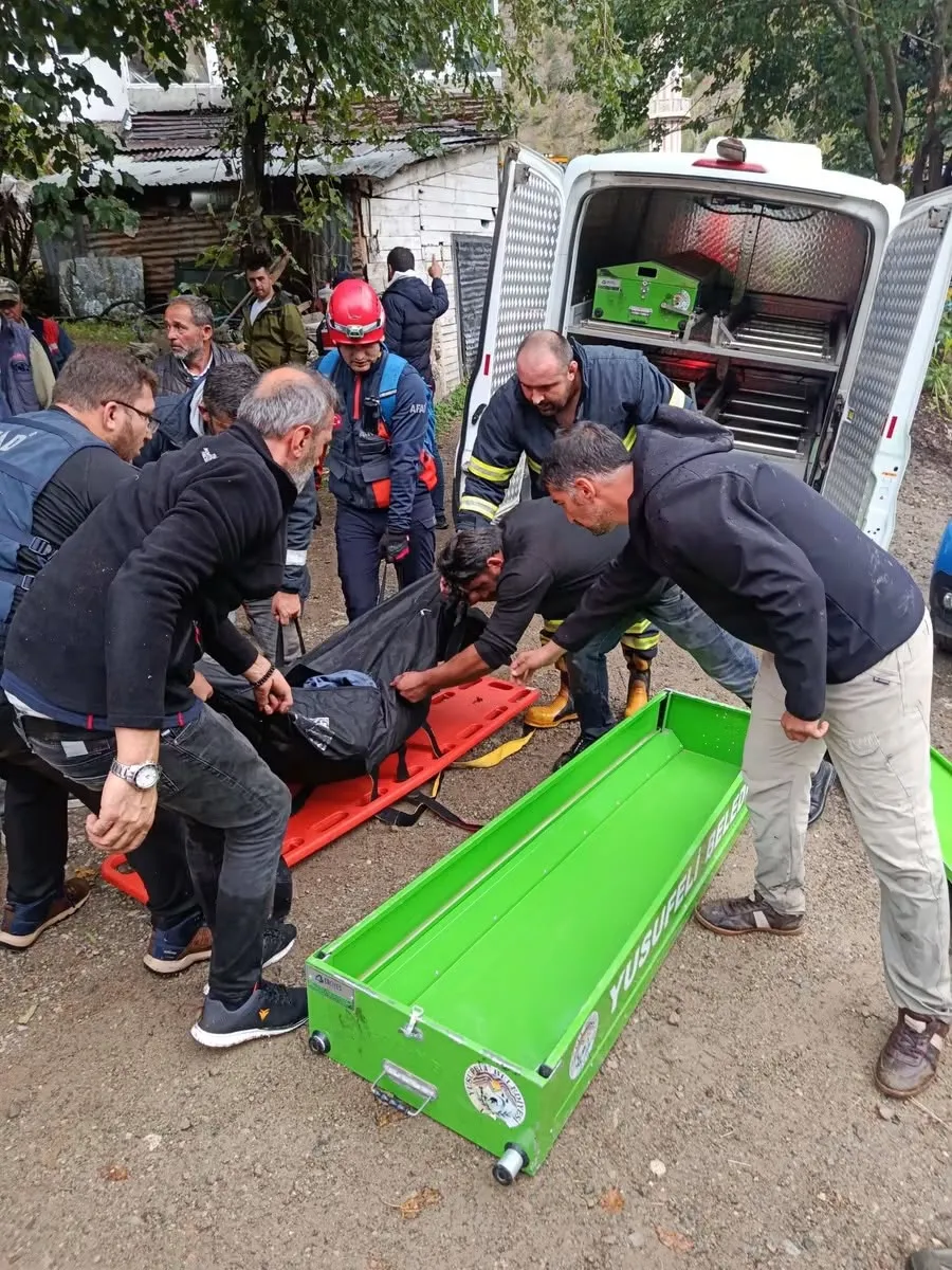 Yusufeli'nde akşam saatlerinde gelen acı haber: Direksiyon hakimiyetini kaybettiği araçla uçuruma sürüklendi