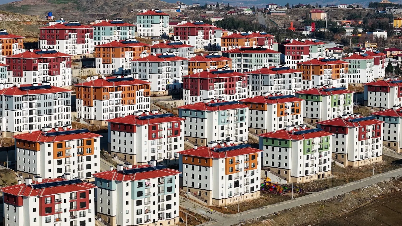 Dünya Türkiye'nin deprem bölgesindeki devasa inşa hızını konuşuyor: 200 bin kişilik dev ordu sahada