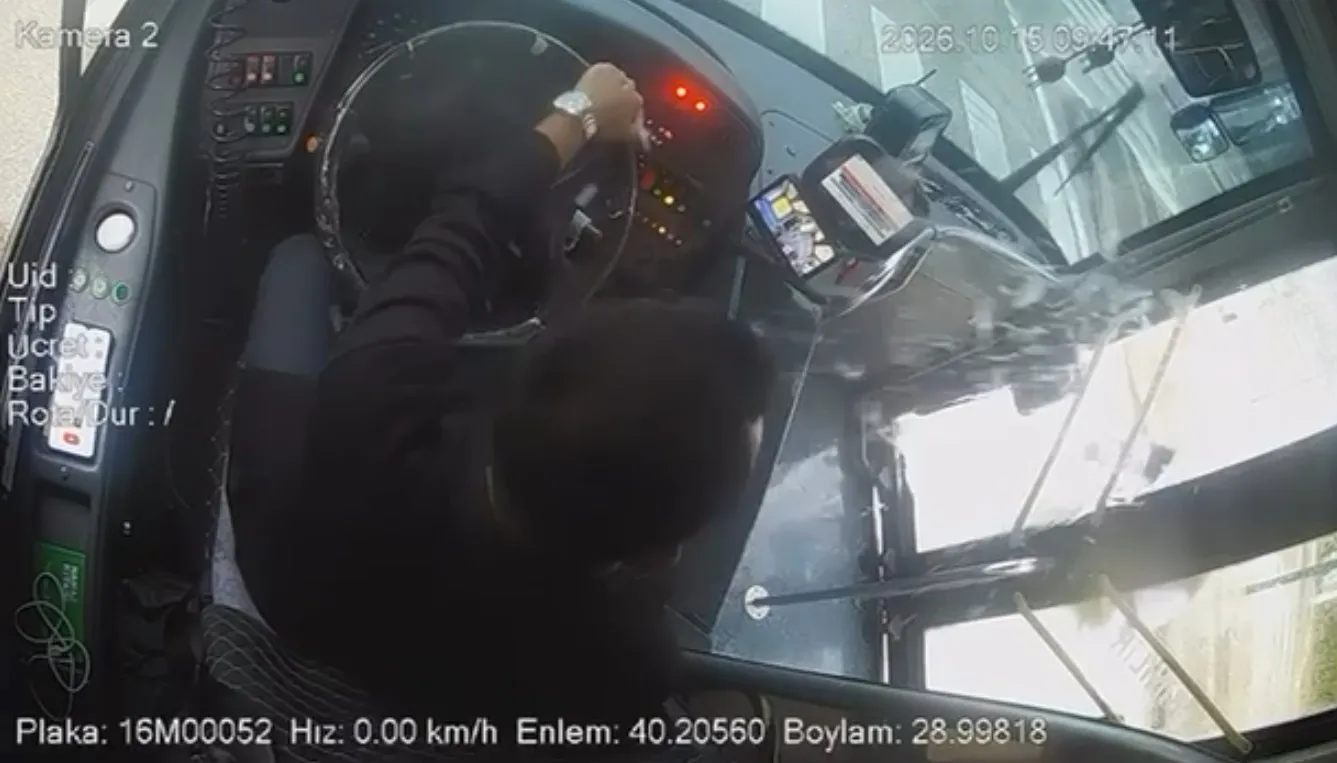 Bursa trafiğinde öfke patlaması: Yaya geçidinde otobüs camını yumrukla tuzla buz etti