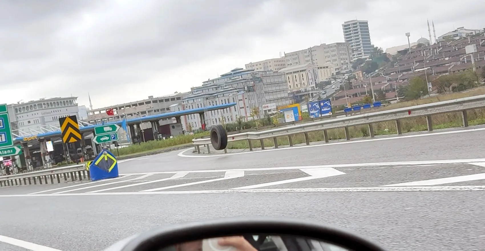 Kuzey Marmara Otoyolu'nda korku dolu anlar: TIR'dan fırlayan lastik trafiği birbirine kattı