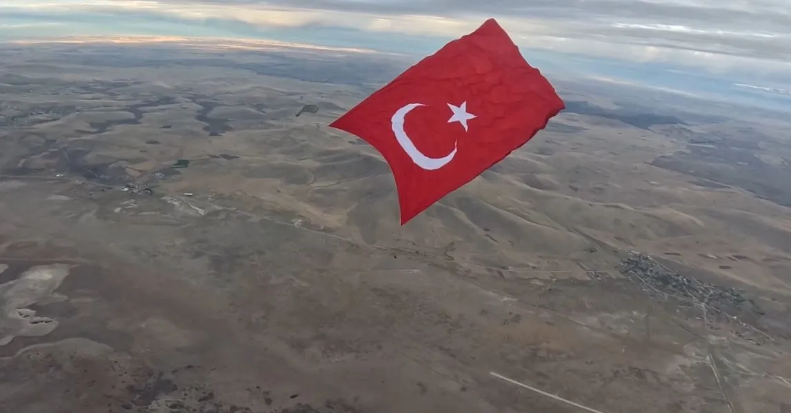 Gökyüzünde devasa gurur: Mehmetçik rekor denemesiyle bulutlara imzasını attı