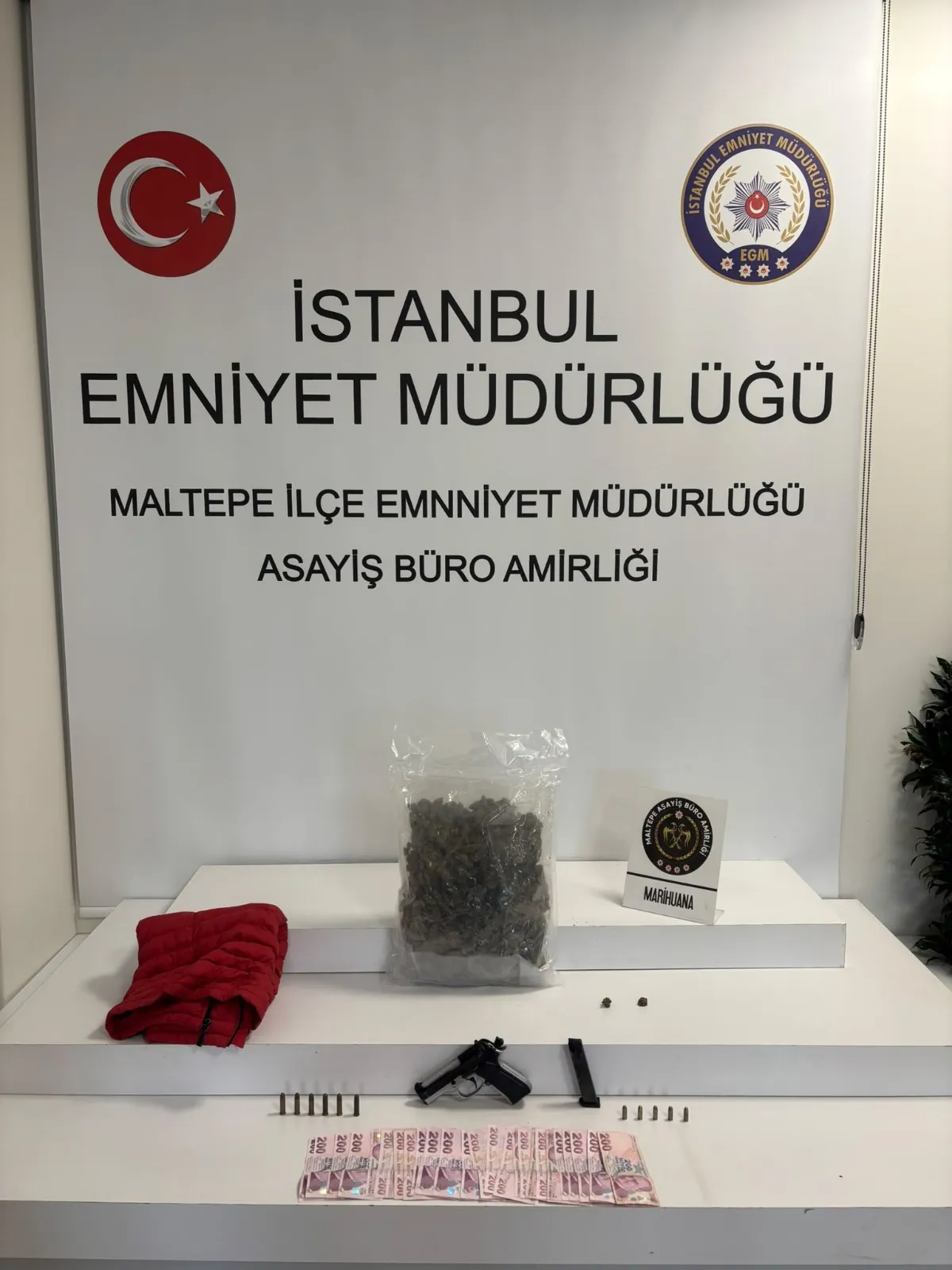 İstanbul'da uyuşturucu tacirlerine nefes kesen operasyon: Kaçarken yakalandılar