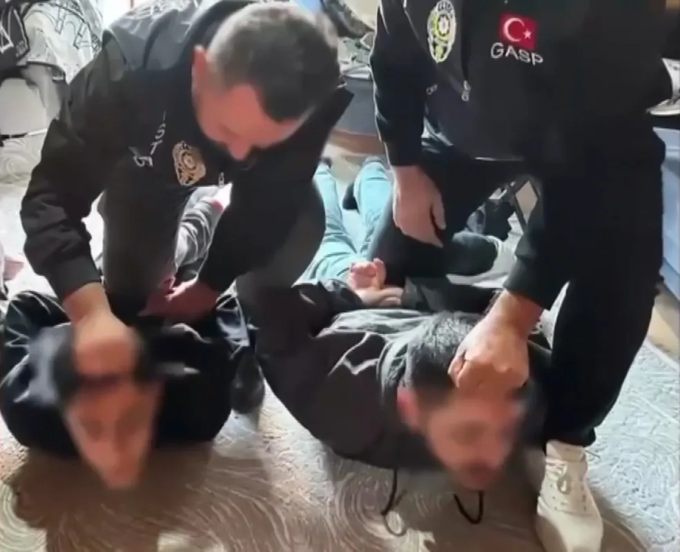 Gasp çetesinin pişkinliği pes dedirtti: Çaldıkları paralarla poz verip sosyal medyada paylaşmışlar