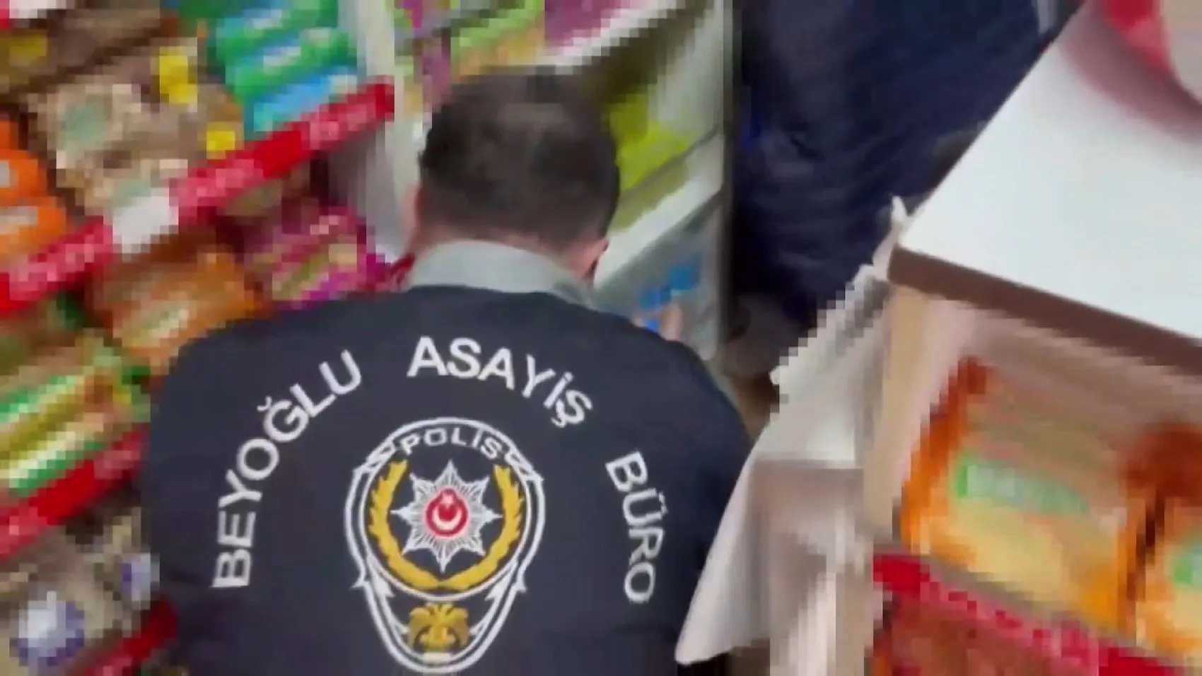 Su şişesi kılıfıyla kaçak alkol operasyonu: Beyoğlu'nda şüpheli yakalandı