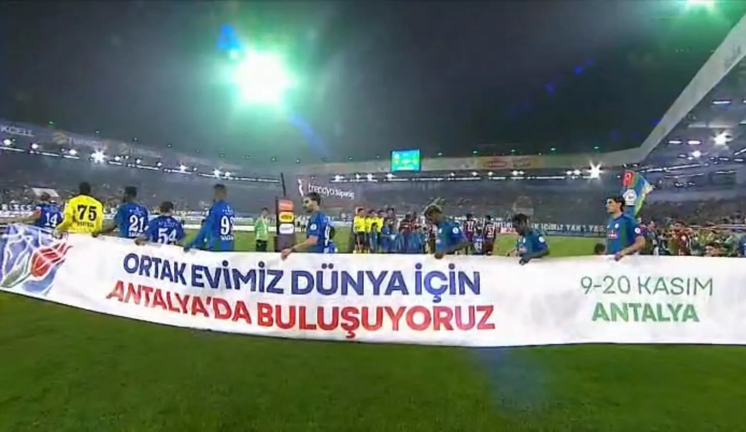 Yeşil sahalardan iklim zirvesine: Bakan Kurum'dan futbol dünyasına teşekkür