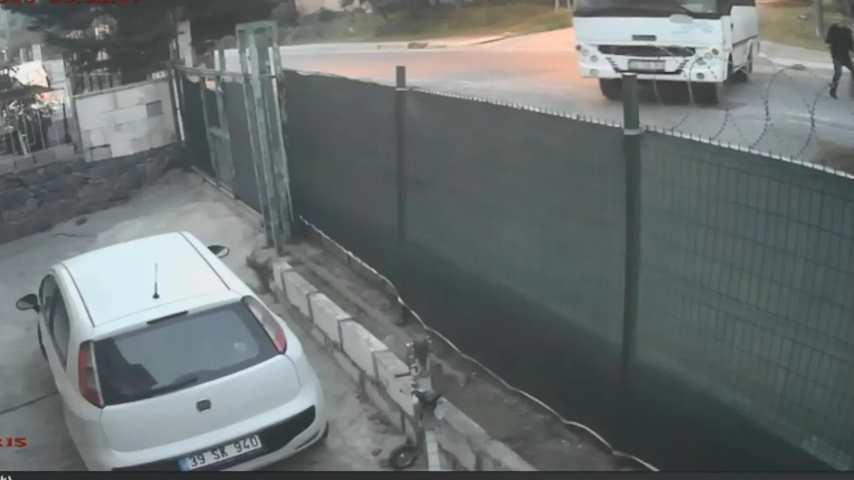 Arnavutköy'de korku dolu anlar: Kontrolden çıkan servis midibüsü bahçeye daldı