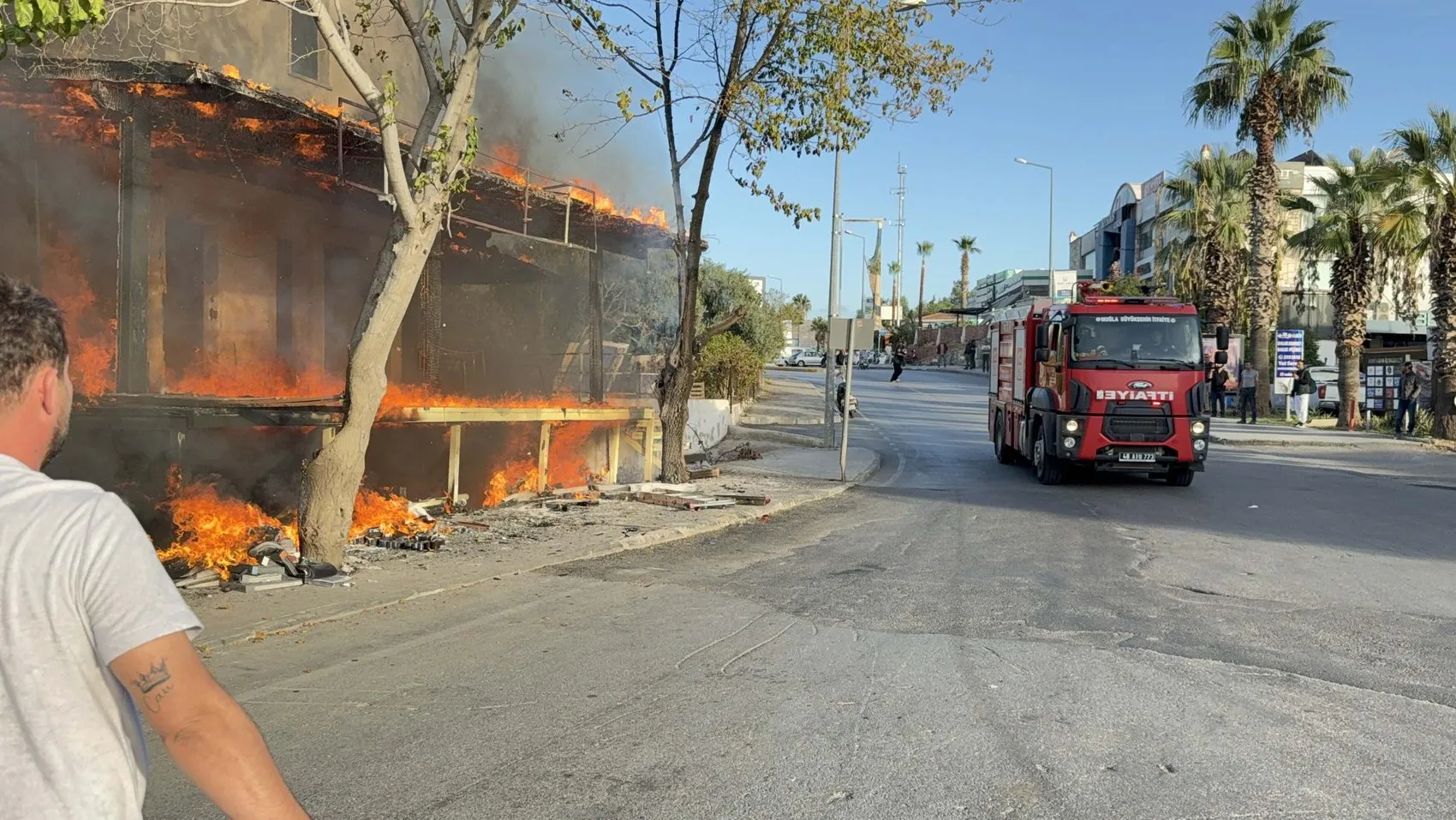 Bodrum'da tadilat heyecanı yerini korkuya bıraktı: Çiçekçi dükkanından yükselen alevler paniğe yol açtı