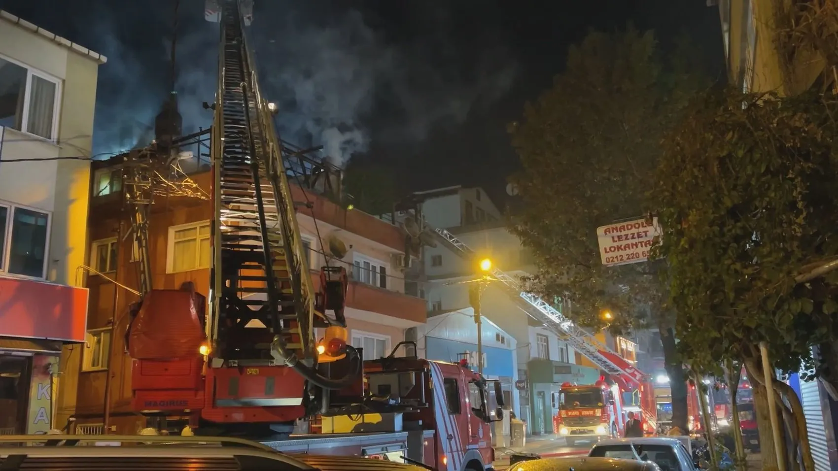 Kağıthane'de geceyi aydınlatan korku dolu anlar: Çatı katı alevlere teslim oldu