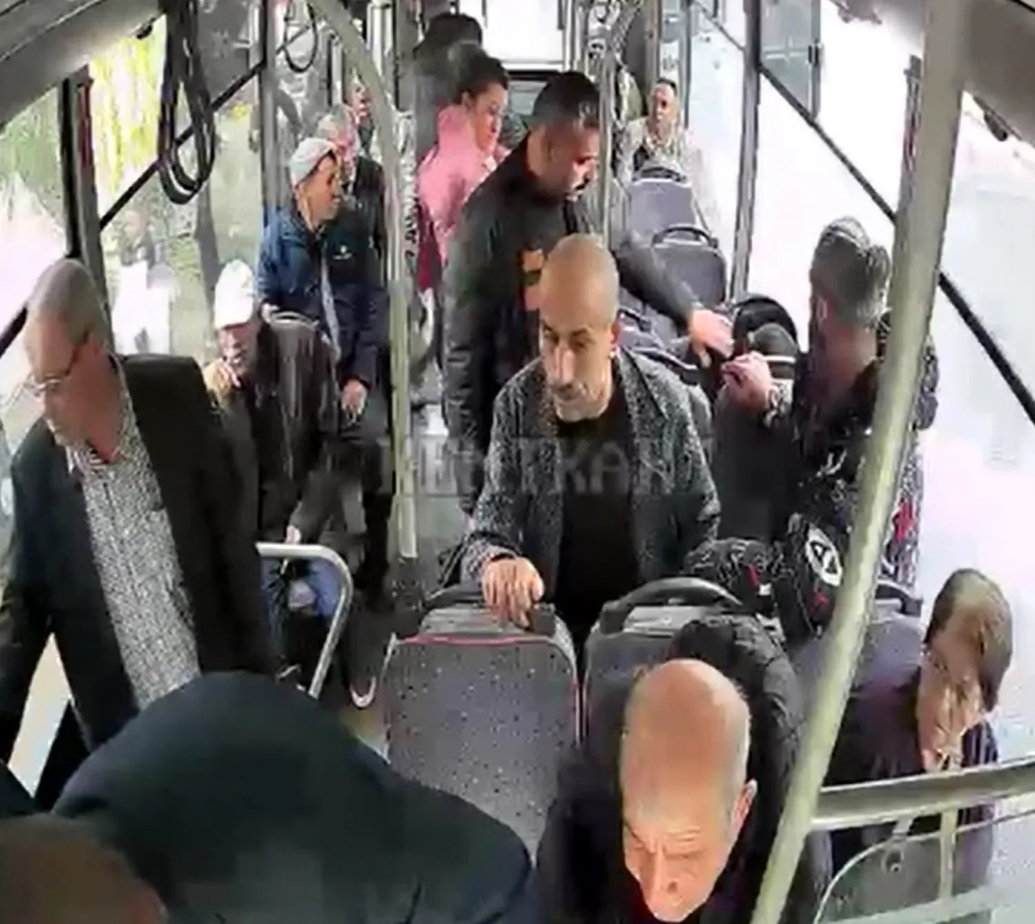 Edirne'de toplu taşımada panik anları: Şoförlerin soğukkanlı müdahalesi kamerada