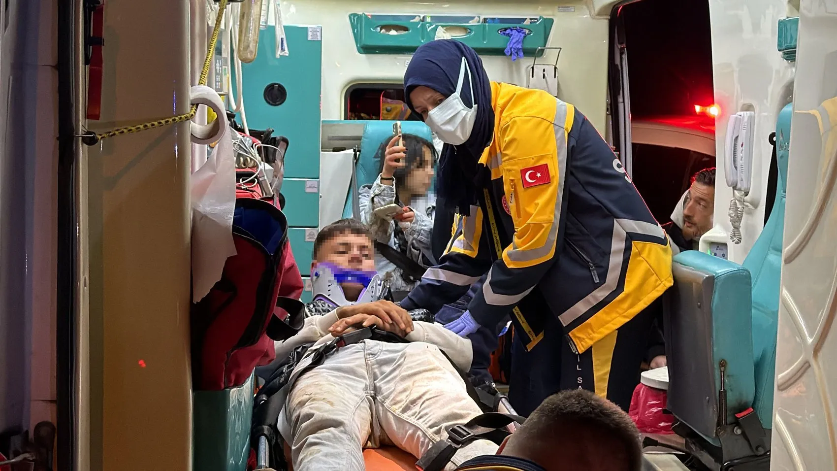 Kütahya'da gece yarısı dehşeti: Takla atan otomobilde dört kişi yaralandı