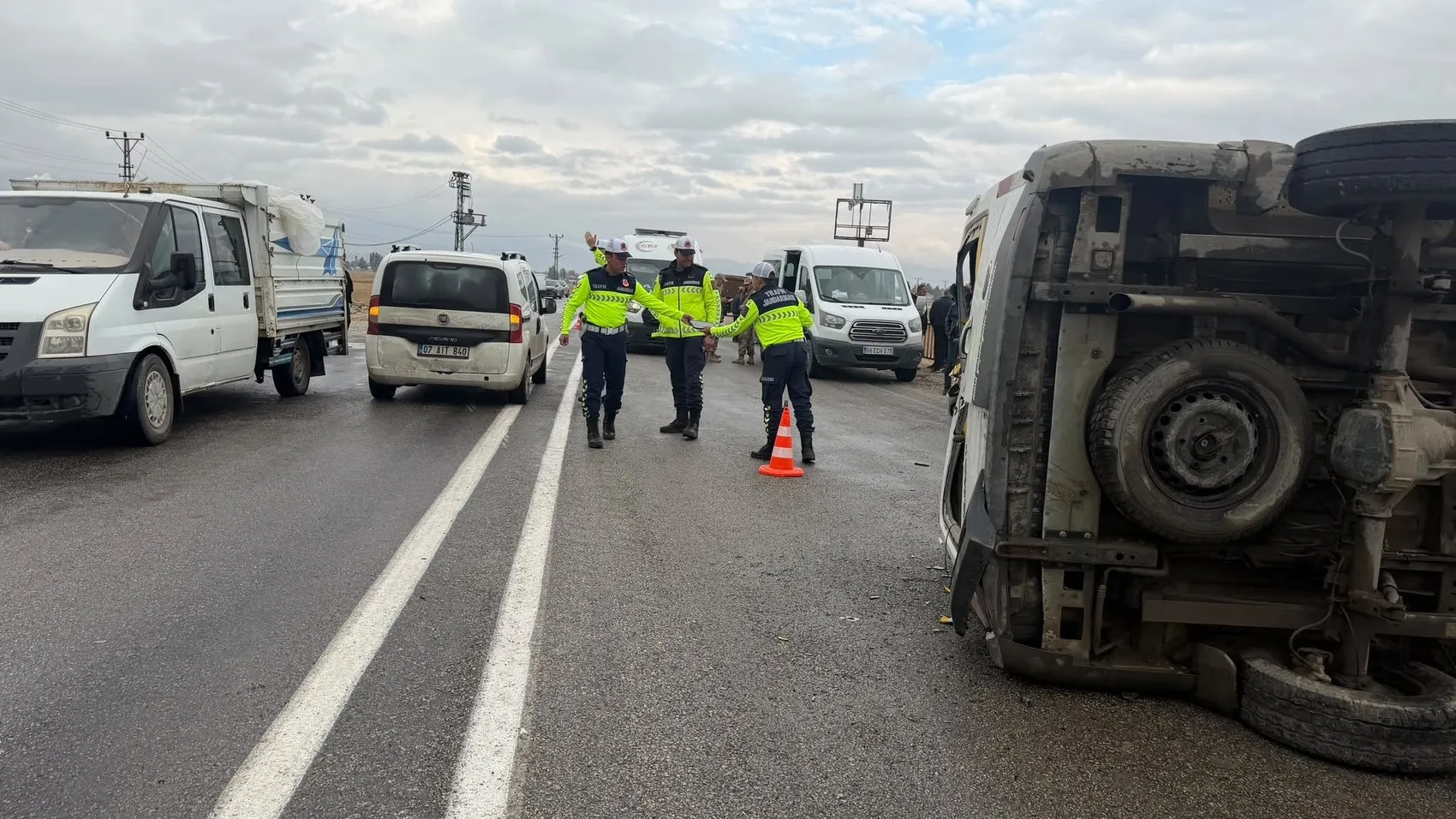 Yüksekova'da okul yolu kabusa döndü: Servis kazasında 12 öğrenci yaralandı