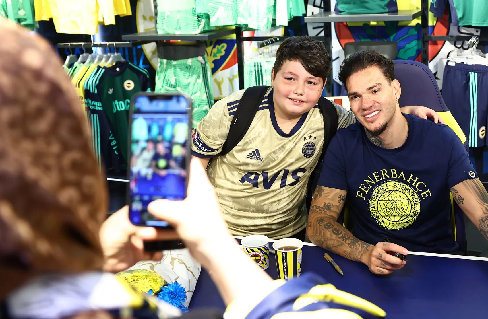 Fenerbahçe'nin yıldız eldiveni Ederson taraftarıyla kucaklaştı