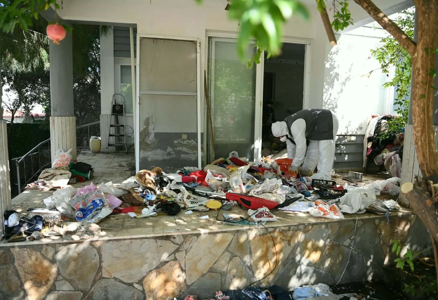 Kuşadası’nda bir mahalle kabusu sona erdi: 3 katlı evden çıkanlar şoke etti