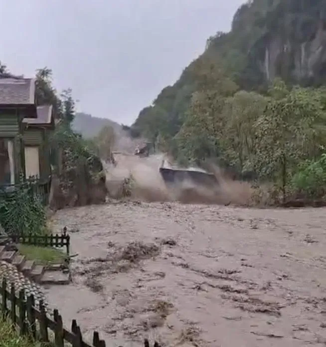 Sapanca'da kabus dolu anlar: İki katlı villa saniyeler içinde sulara gömüldü