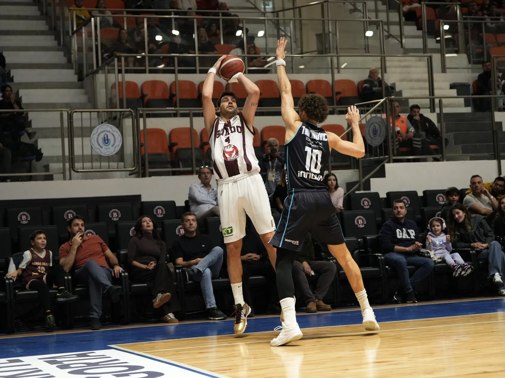 Bandırma'da Basketbol Şöleni: Ev Sahibi Rakibine Geçit Vermedi