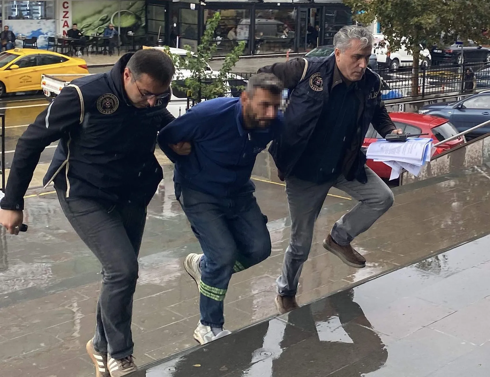 Kendi attığı bayrağı videoya çekip vatan hainliğiyle suçladı: Sosyal medya kurgusu polise takıldı