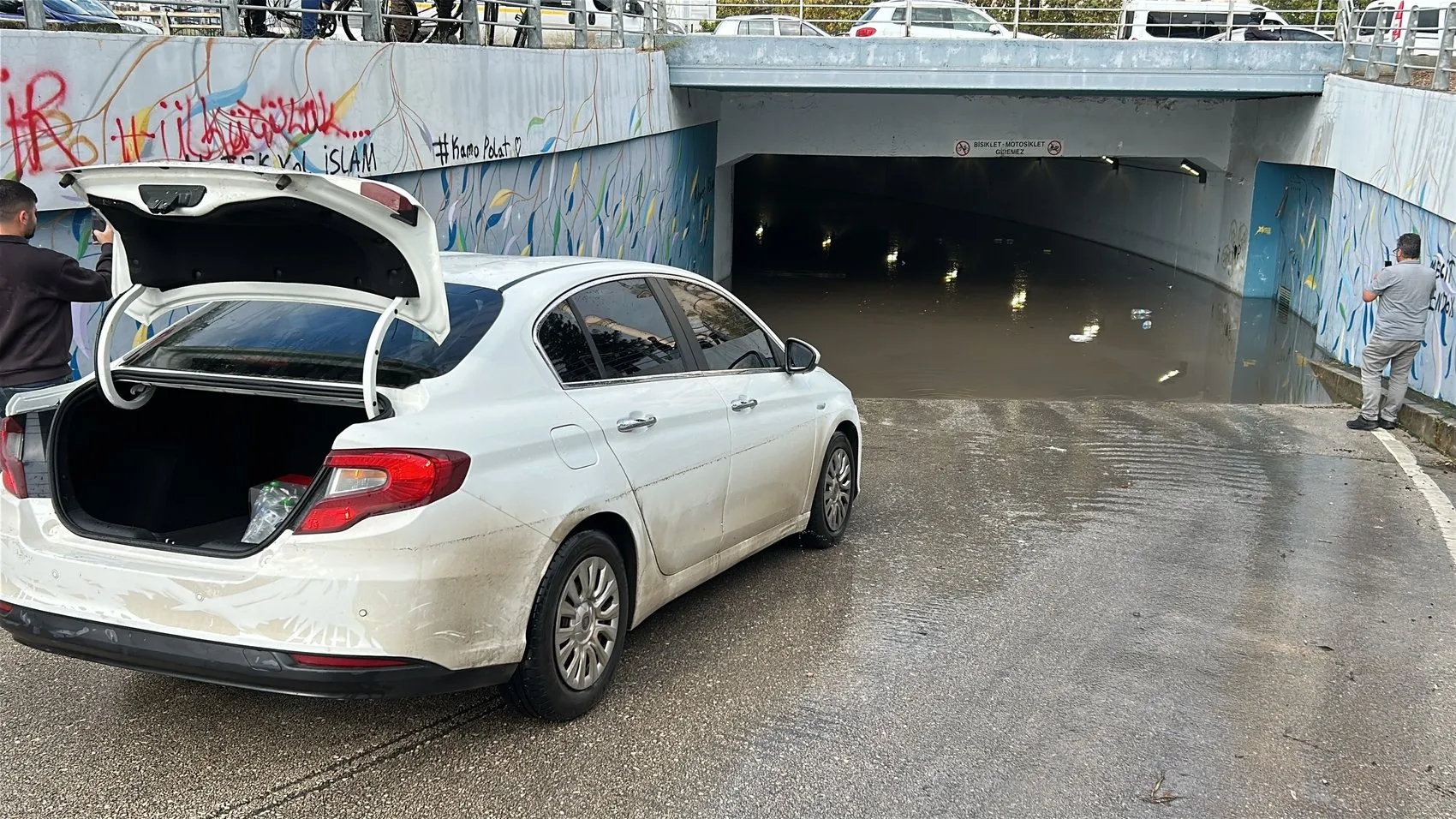 Adana'da kabus dolu anlar: Alt geçitte mahsur kalan baba ve çocukları ölümden döndü