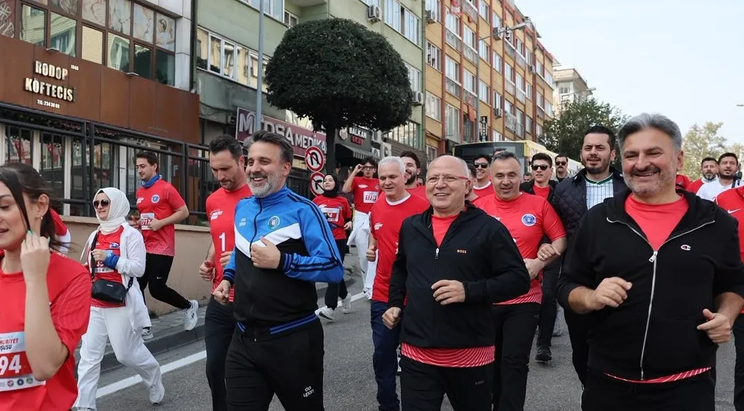 Bursa sokakları kırmızı beyaza boyandı: 4 bin kişi Cumhuriyet için ter döktü