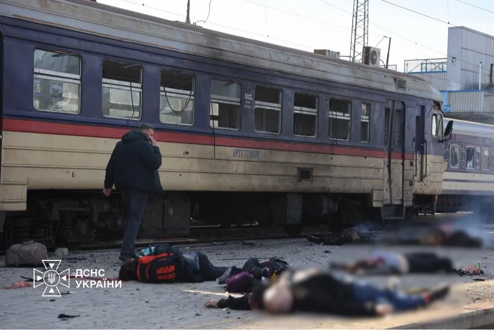 Ukrayna'da kanlı gün: İHA saldırıları tren istasyonunu ve yerleşim yerlerini vurdu