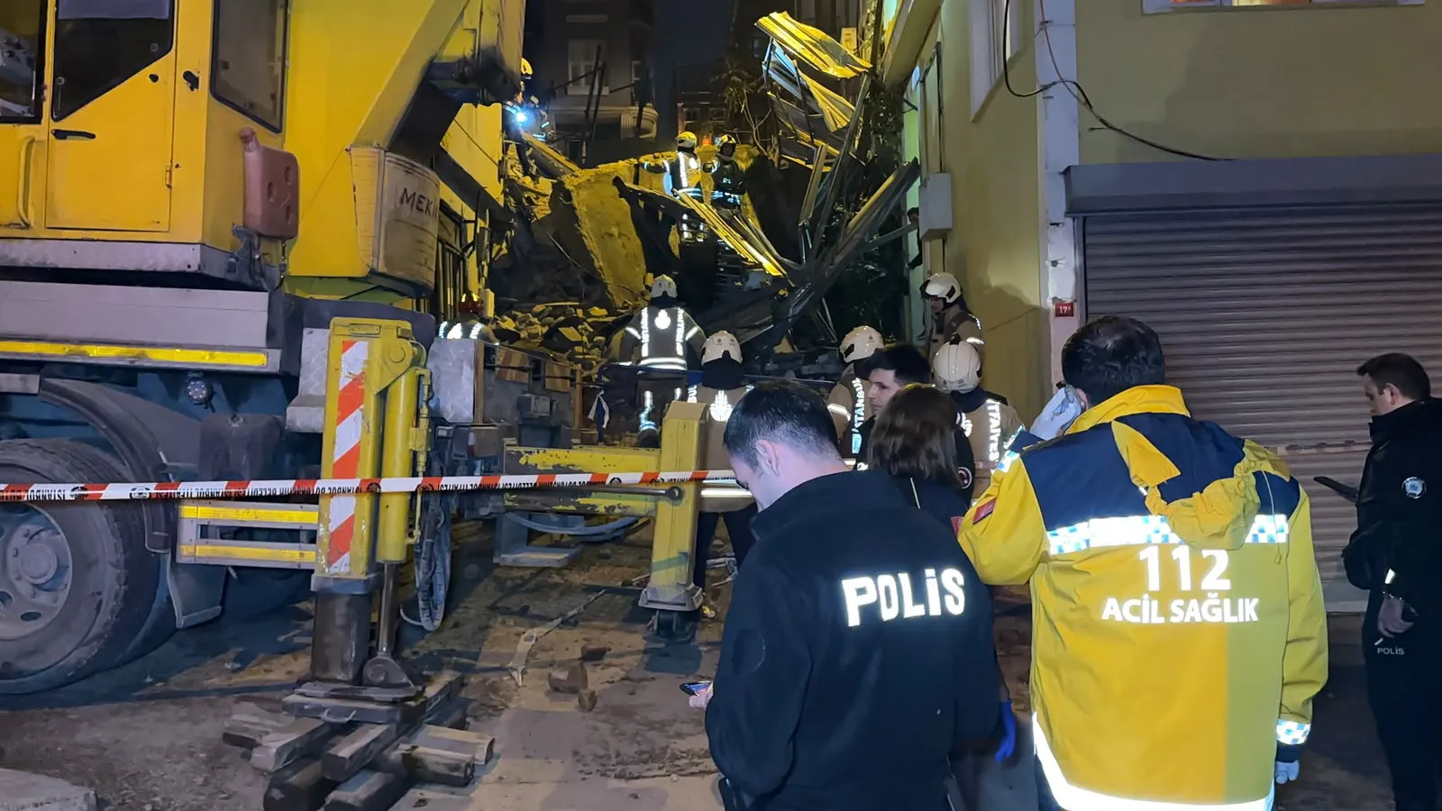 Beyoğlu'nda korkulan oldu: Dört gün önce uyarı veren bina yerle bir oldu