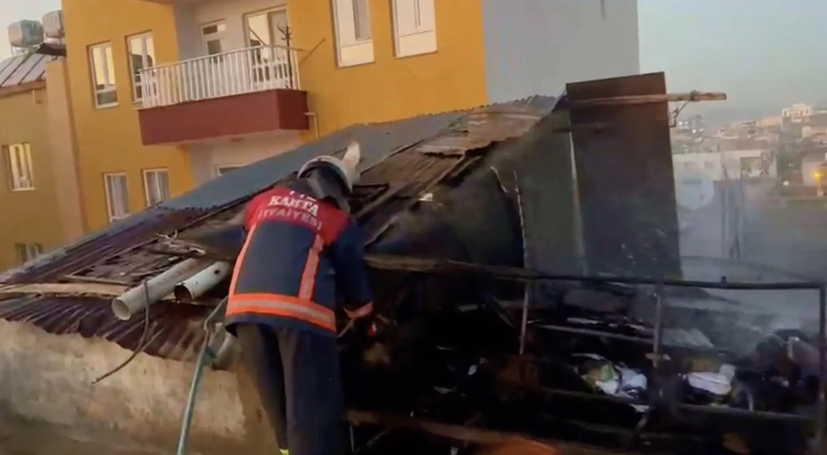 Kahta'da akşam saatlerinde korkutan çatı yangını