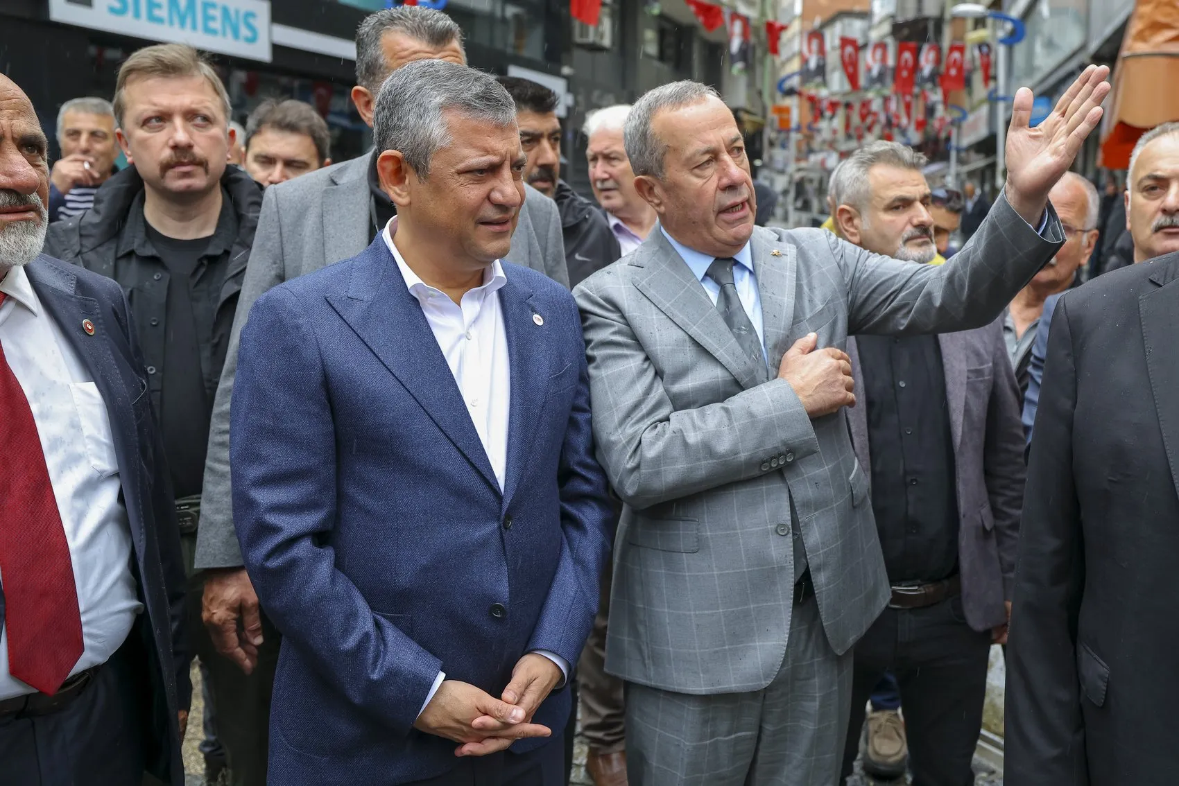 Sel felaketinin vurduğu Pazar'da Özgür Özel mesaisi: Esnafın derdini dinledi