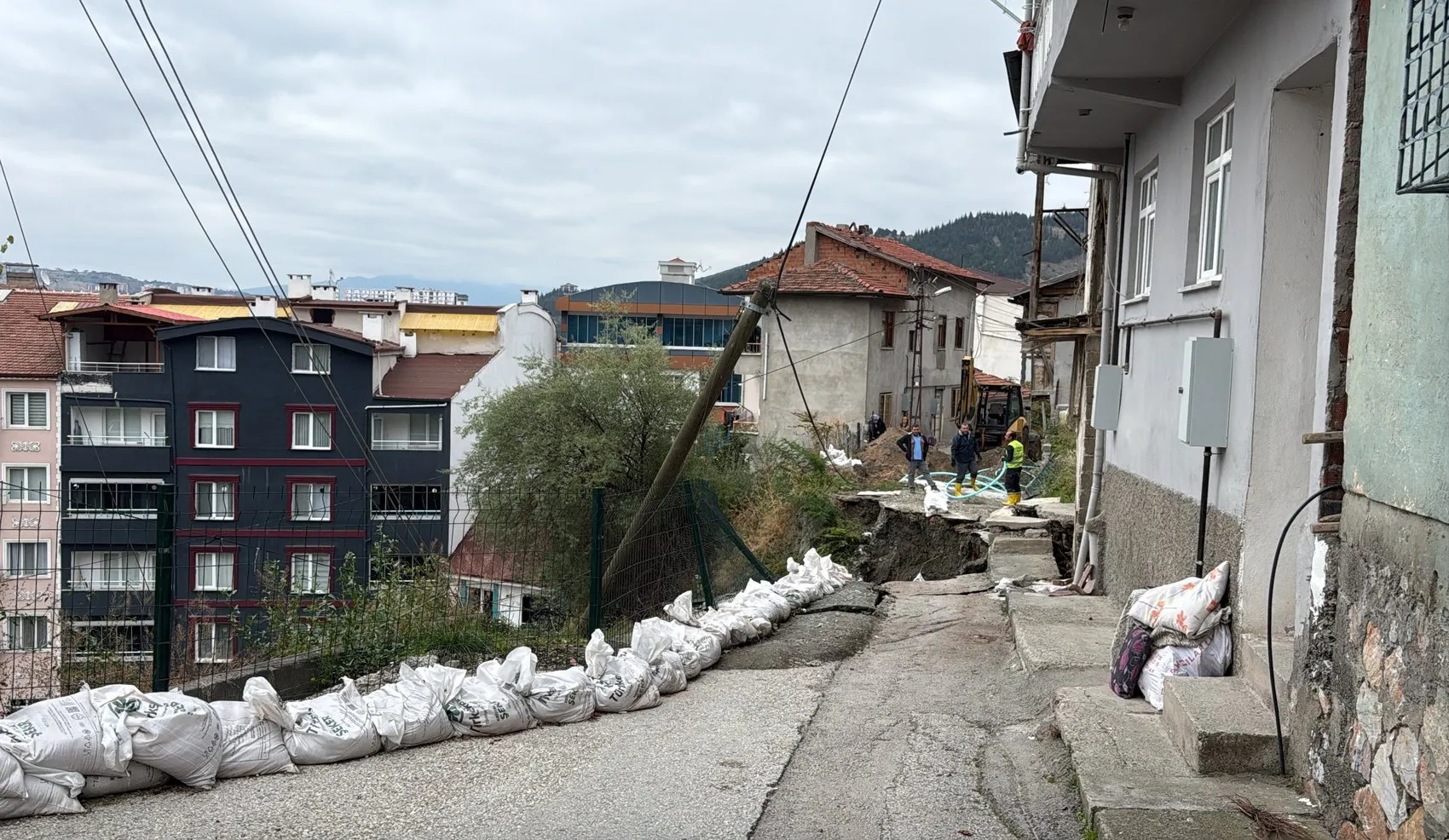 Tokat'ta inşaat paniği: Yolun çökmesiyle evler boşaltıldı