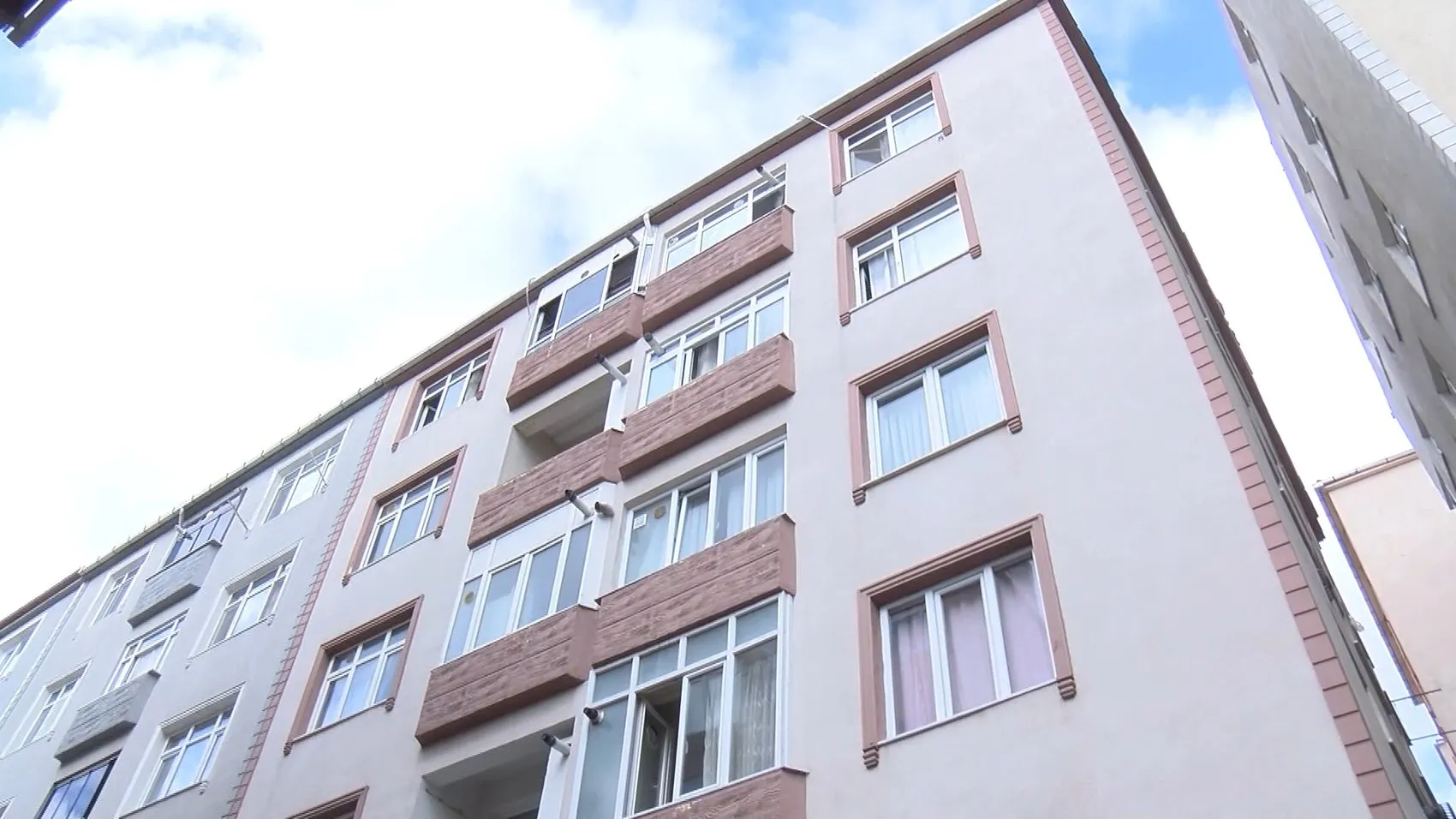 Çarşaflı kaçış planı kabusa döndü: 3'üncü kattan düşen iki genç kız ağır yaralandı