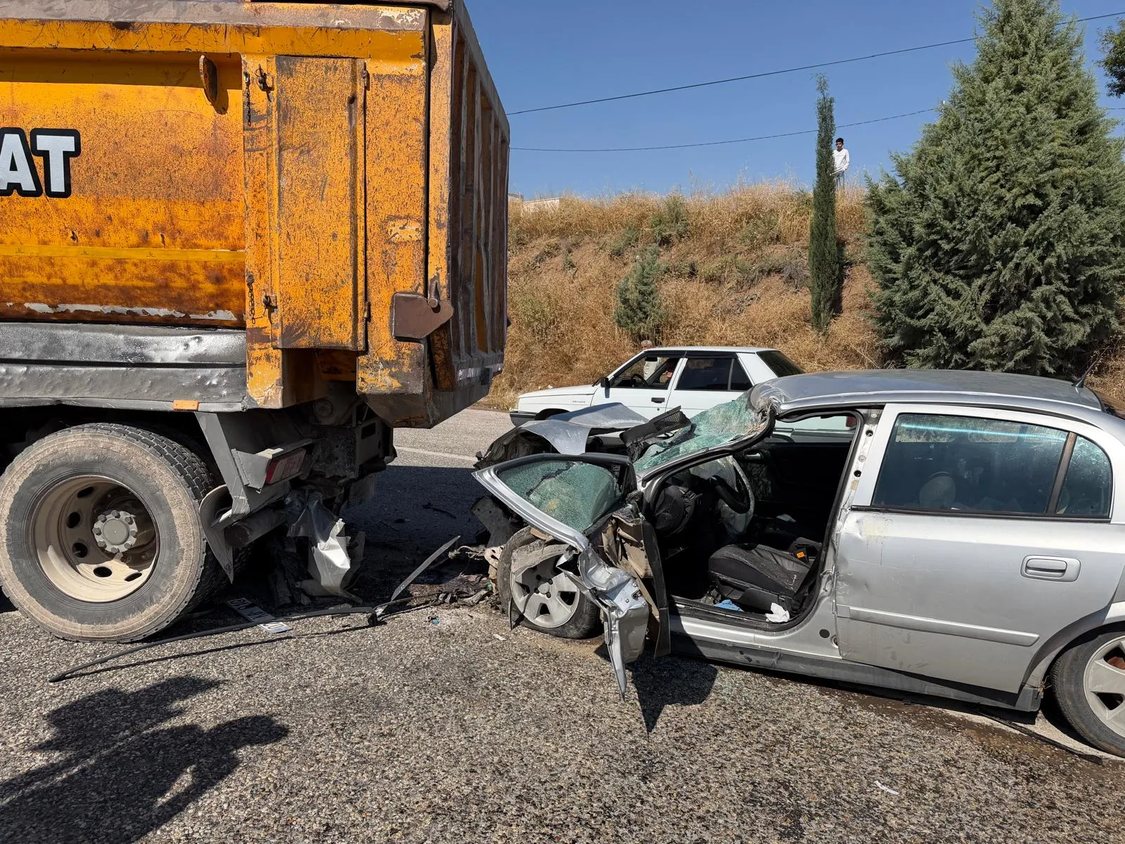 Kahta yolunda dehşet anları: Hafriyat kamyonuna çarpan otomobilde can pazarı