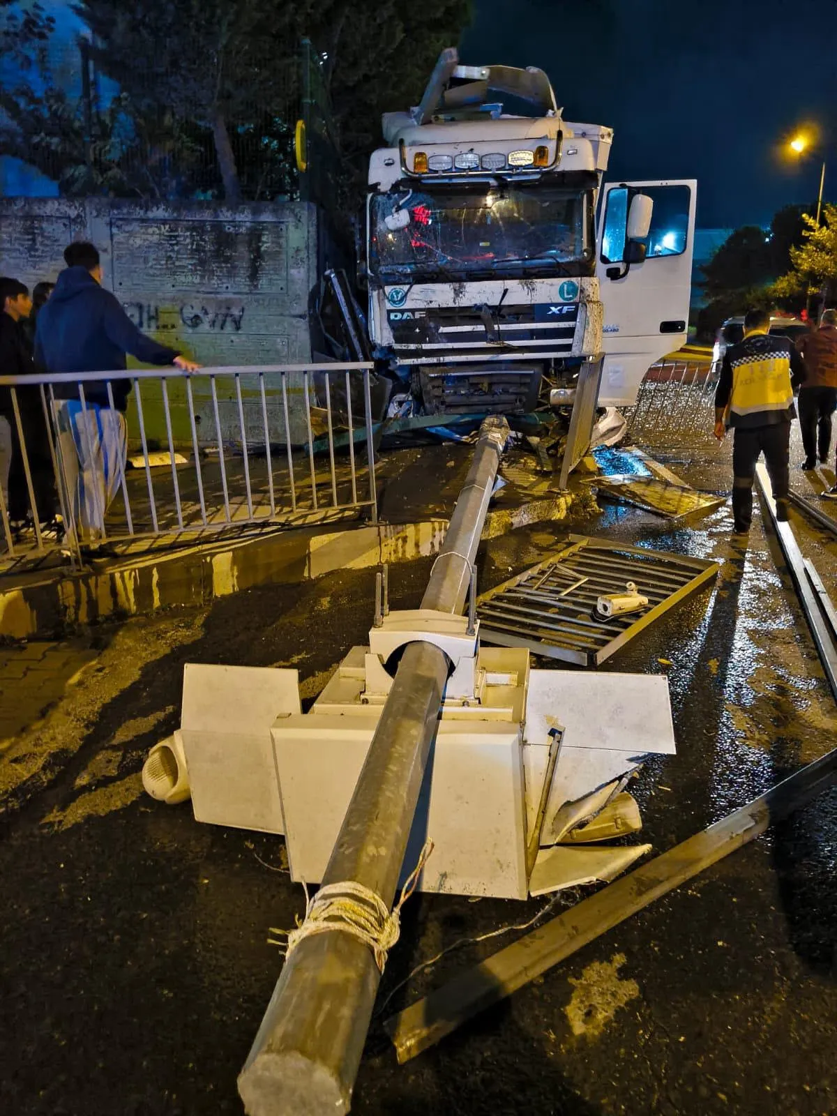 Arnavutköy'de korku dolu anlar: TIR durağa girdi, mucize eseri kimse zarar görmedi