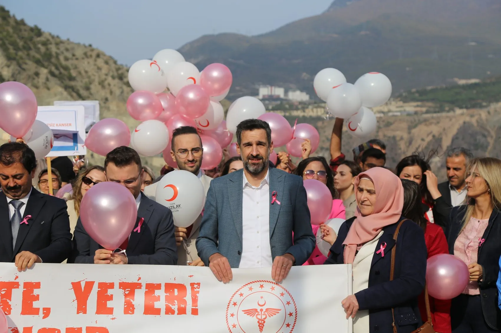 Çoruh Nehri'nin devasa gövdesinde kansere karşı umut dolu mesaj: Erken teşhis hayat kurtarır