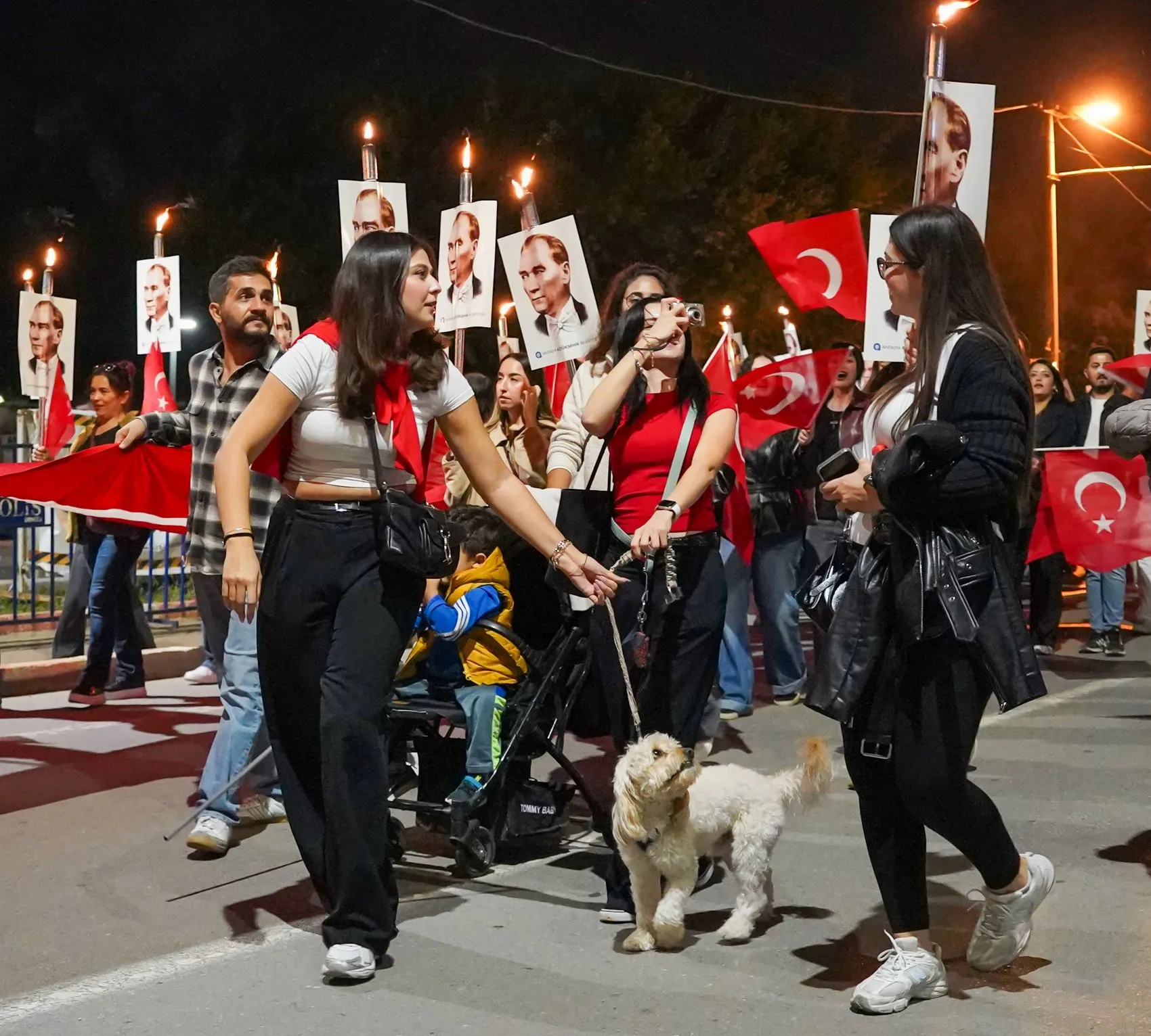 Antalya sokakları Cumhuriyet ışığıyla aydınlandı: Ertelenen coşku zirveye ulaştı