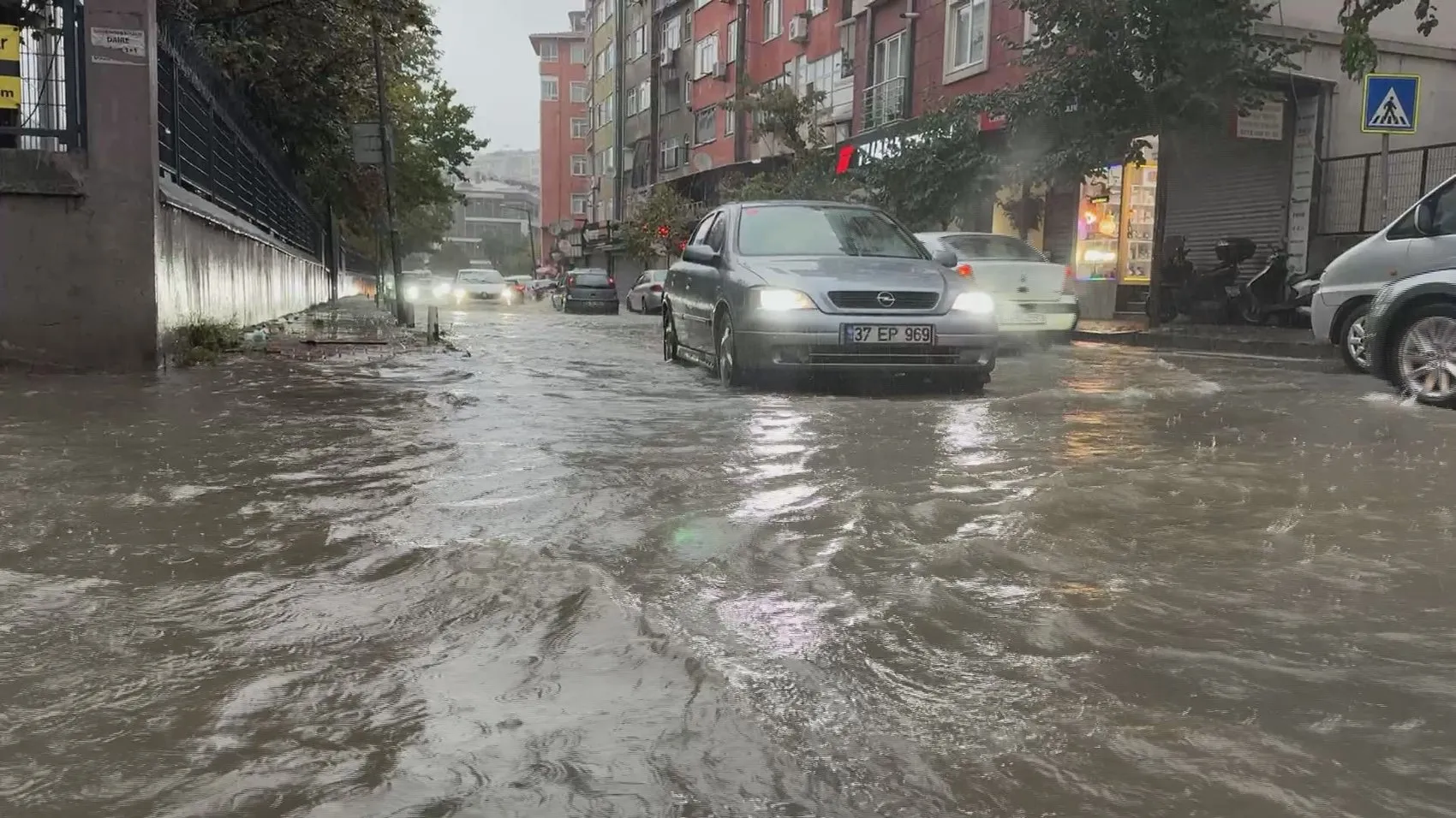 İstanbul'da aniden bastıran sağanak hayatı felç etti: Yollar göle döndü, sürücüler çaresiz kaldı
